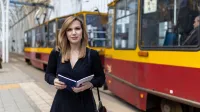 Zarządzanie bezpieczeństwem na kolei | Studia II stopnia ze studiami podyplomowymi  | Uniwersytet WSB Merito Łódź: Studentka Uniwersytetu WSB Merito w Łodzi pozuje do zdjęcia.