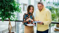 HR & Leadership 2.0 – Strategiczne Zarządzanie Kapitałem Ludzkim | Uniwersytet WSB Merito Łódź: Studenci Uniwersytetu WSB Merito w Łodzi pracują wspólnie nad projektem.