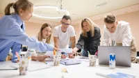 Projektowanie marki i wizerunku firmy | Studia I stopnia w Łodzi | Uniwersytet WSB Merito Łódź: Grafika główna: praktyczność i przyjazność, grupa studentów na zajęciach warsztatowych