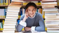 Psychologia transportu | Studia podyplomowe w Łodzi | Uniwersytet WSB Merito Łódź: Mężczyzna między książkami