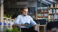 Seksuologia | Studia podyplomowe w Łodzi | Uniwersytet WSB Merito Łódź: uczestnik mba czyta książkę w bibliotece 