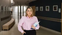 Master of Business Administration | Studia MBA w Łodzi | Uniwersytet WSB Merito Łódź: kobieta uczestniczka mba stoi na korytarzu 