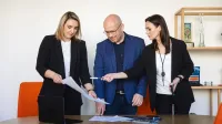 Psychologia transportu | Studia podyplomowe w Łodzi | Uniwersytet WSB Merito Łódź: uczestnicy mba 3 osoby na konferencji 