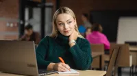 Rozwój produktów w małej firmie | Studia podyplomowe w Łodzi | Uniwersytet WSB Merito Łódź: Kobieta patrząca się przez okno