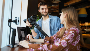 Nowe media | Studia I stopnia w Łodzi | Uniwersytet WSB Merito Łódź: Dwoje młodych ludzi pracuje wspólnie nad projektem medialnym.
