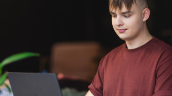 Student Uniwersytetu WSB Merito uczy się.