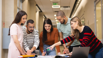 Zarządzanie oświatą w jednostkach samorządu terytorialnego | Studia podyplomowe w Łodzi | Uniwersytet WSB Merito Łódź: Studenci pracują nad wspólnym projektem na Uniwersytecie WSB Merito w Łodzi