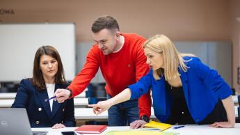 Rachunkowość zarządcza | Studia podyplomowe w Łodzi | Uniwersytet WSB Merito Łódź: Studenci omawiają swój projekt z wykładowcą na Uniwersytecie WSB Merito w Łodzi