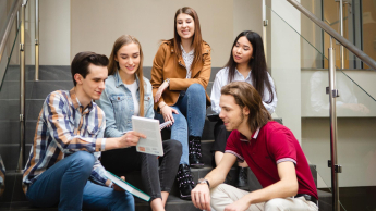 Social media i influencer marketing | Studia podyplomowe w Łodzi | Uniwersytet WSB Merito Łódź: Studenci omawiają wspólny projekt na Uniwersytecie WSB Merito w Łodzi.