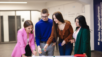 Zarządzanie zasobami ludzkimi | Studia II stopnia ze studiami podyplomowymi  | Uniwersytet WSB Merito Łódź: Studenci Uniwersytetu WSB Merito w Łodzi pracują nad wspólnym projektem.