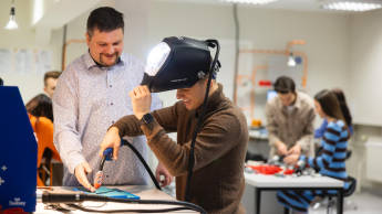 Zarządzanie jakością w branży automotive | Studia podyplomowe w Łodzi | Uniwersytet WSB Merito Łódź: Student Uniwersytetu WSB Merito w Łodzi odbywa praktyczne zajęcia.
