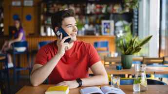 Media i komunikacja w biznesie | Studia I stopnia w Łodzi | Uniwersytet WSB Merito Łódź: Student Uniwersytetu WSB Merito w Łodzi rozmawia przez telefon.