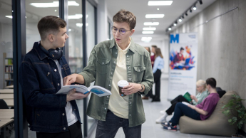 Zamówienia publiczne | Studia podyplomowe w Łodzi | Uniwersytet WSB Merito Łódź: Studenci Uniwersytetu WSB Merito w Łodzi pracują wspólnie nad projektem.