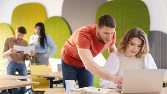 Marketing i sprzedaż | Studia II stopnia w Łodzi | Uniwersytet WSB Merito Łódź: Dwójka studentów przegląda laptopa.