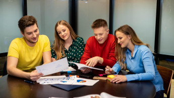 Projektowanie komunikacji produktowej | Studia I stopnia w Łodzi | Uniwersytet WSB Merito Łódź: Czworo studentów uczy się z książek i notatek.