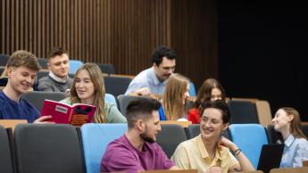 Logistyka służb mundurowych | Studia I stopnia w Łodzi | Uniwersytet WSB Merito Łódź: Studenci Uniwersytetu WSB Merito przygotowują się do zajęć.