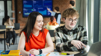 Finanse i Rachunkowość, studia Ii stopnia, magisterskie: Studenci Uniwersytetu WSB Merito w Łodzi rozmawiają ze sobą.