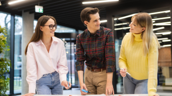 Employer Branding | Studia podyplomowe w Łodzi | Uniwersytet WSB Merito Łódź: Studenci Uniwersytetu WSB Merito w Łodzi pracują wspólnie nad projektem.