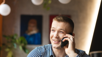 E-commerce | Studia podyplomowe w Łodzi | Uniwersytet WSB Merito Łódź: Student Uniwersytetu WSB Merito w Łodzi rozmawia przez telefon