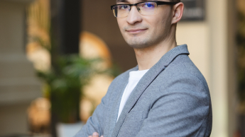 Ochrona ludności i obrona cywilna | Studia II stopnia w Łodzi | Uniwersytet WSB Merito Łódź: Student Uniwersytetu WSB Merito w Łodzi pozuje do zdjęcia.