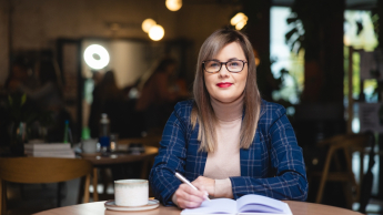 Administracja bezpieczeństwa publicznego | Studia II stopnia ze studiami podyplomowymi  | Uniwersytet WSB Merito Łódź: Studentka Uniwersytetu WSB Merito w Łodzi pozuje do zdjęcia.