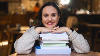 Bankowość i finanse cyfrowe | Studia II stopnia ze studiami podyplomowymi  | Uniwersytet WSB Merito Łódź: Studentka Uniwersytetu WSB Merito w Łodzi pozuje do zdjęcia.