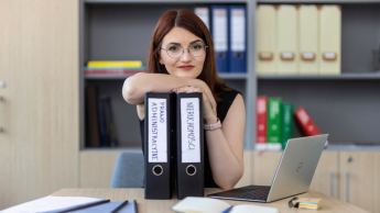 Zarządzanie w administracji publicznej | Studia II stopnia ze studiami podyplomowymi  | Uniwersytet WSB Merito Łódź: Studentka Uniwersytetu WSB Merito w Łodzi pozuje do zdjęcia.