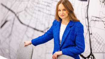 Prawo i finanse w administracji publicznej | Studia II stopnia w Łodzi | Uniwersytet WSB Merito Łódź: Studentka Uniwersytetu WSB Merito w Łodzi pozuje do zdjęcia.
