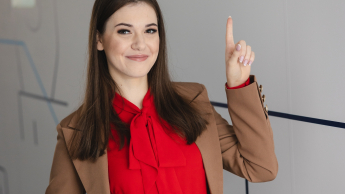 Prawo i finanse w administracji publicznej | Studia II stopnia ze studiami podyplomowymi  | Uniwersytet WSB Merito Łódź: Studentka Uniwersytetu WSB Merito w Łodzi pozuje do zdjęcia.