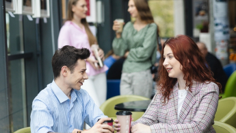Analityk finansowy | Studia podyplomowe w Łodzi | Uniwersytet WSB Merito Łódź: Studenci Uniwersytetu WSB Merito w Łodzi rozmawiają ze sobą.
