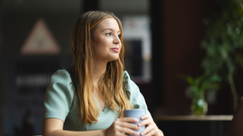 Podatki i doradztwo podatkowe | Studia II stopnia ze studiami podyplomowymi  | Uniwersytet WSB Merito Łódź: Studentka Uniwersytetu WSB Merito w Łodzi pozuje do zdjęcia.