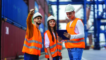 Logistyka | Studia II stopnia w Łodzi | Uniwersytet WSB Merito Łódź: Studenci Uniwersytetu WSB Merito w Łodzi odbywają praktyczne zajęcia.