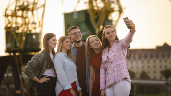 STEAM i sztuczna inteligencja w edukacji | Studia podyplomowe w Łodzi | Uniwersytet WSB Merito Łódź: Studenci Uniwersytetu WSB Merito w Łodzi pracują wspólnie nad projektem.