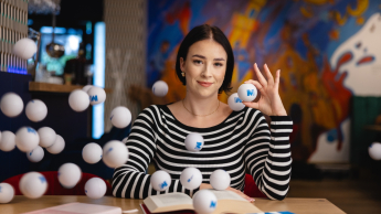 CyberAI: zintegrowane bezpieczeństwo i   sztuczna inteligencja | Studia podyplomowe w Łodzi | Uniwersytet WSB Merito Łódź: Studentka Uniwersytetu WSB Merito w Łodzi pozuje do zdjęcia.