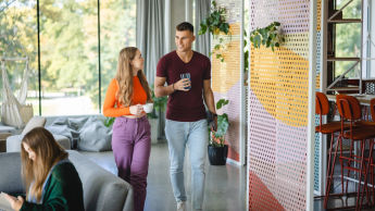 Organizacja i zarządzanie oświatą | Studia podyplomowe w Łodzi | Uniwersytet WSB Merito Łódź: Studenci Uniwersytetu WSB Merito w Łodzi rozmawiają ze sobą.