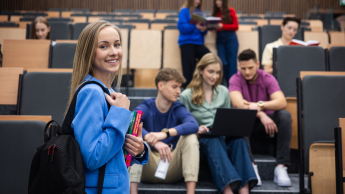 Agile – zwinne metodyki zarządzania   projektami | Studia podyplomowe w Łodzi | Uniwersytet WSB Merito Łódź: Studenci Uniwersytetu WSB Merito w Łodzi pracują wspólnie nad projektem.