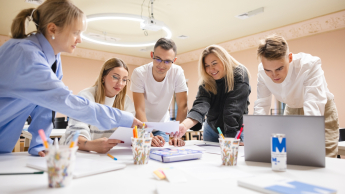 Projektowanie marki i wizerunku firmy | Studia I stopnia w Łodzi | Uniwersytet WSB Merito Łódź: Grafika główna: praktyczność i przyjazność, grupa studentów na zajęciach warsztatowych