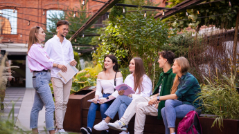 Grupa studentów spotyka się po zajęciach na uczelni