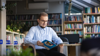 Seksuologia | Studia podyplomowe w Łodzi | Uniwersytet WSB Merito Łódź: uczestnik mba czyta książkę w bibliotece 