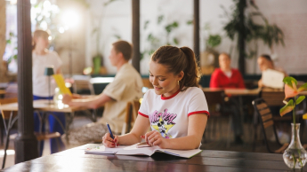 Rozwój produktów w małej firmie | Studia podyplomowe w Łodzi | Uniwersytet WSB Merito Łódź: Kobieta w kawiarni 