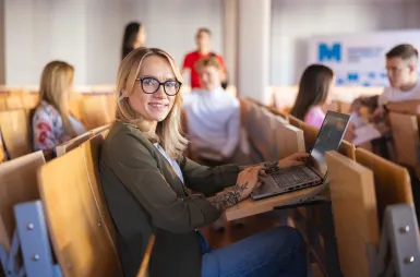 Nasz kampus | Uniwersytet WSB Merito Łódź: Łódź - aula - grupa studentów Uniwersytetu WSB Merito Łódź