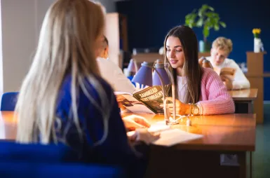 Nasz kampus | Uniwersytet WSB Merito Łódź: Łódź - biblioteka - studentki Uniwersytetu WSB Merito Łódź