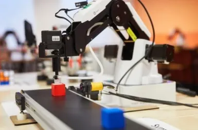 Laboratoria i pracownie | Uniwersytet WSB Merito Łódź: łódź_laboratoria_robotyki i automatyki