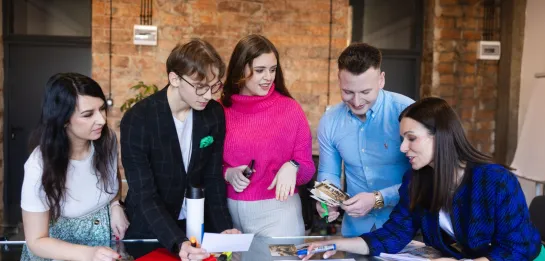 Studia podyplomowe w Łodzi | Uniwersytet WSB Merito Łódź: Studenci Uniwersytetu WSB Merito w Łodzi pracują wspólnie nad projektem.
