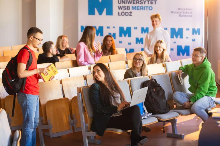 Strefa studenta | Uniwersytet WSB Merito Łódź: Uczniowie rozmawiają w sali wykładowej na Uniwersytecie WSB Merito w Łodzi