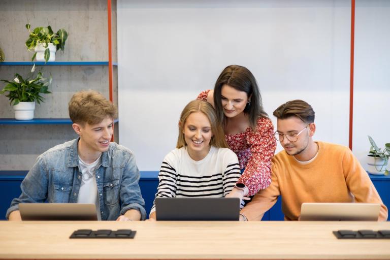 Maturzyści | Uniwersytet WSB Merito Łódź: Łóź - studenci przygotowujący się do zajęć