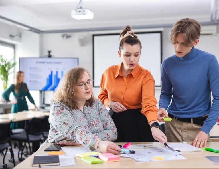 Studia podyplomowe w Łodzi | Uniwersytet WSB Merito Łódź: Studenci Uniwersytetu WSB Merito w Łodzi pracują nad wspólnym projektem