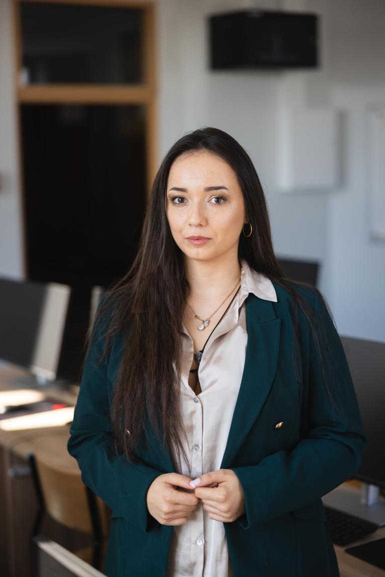 Stypendia i zniżki | Uniwersytet WSB Merito Łódź: Studentka Uniwersytetu WSB Merito w Łodzi spogląda w obiektyw.