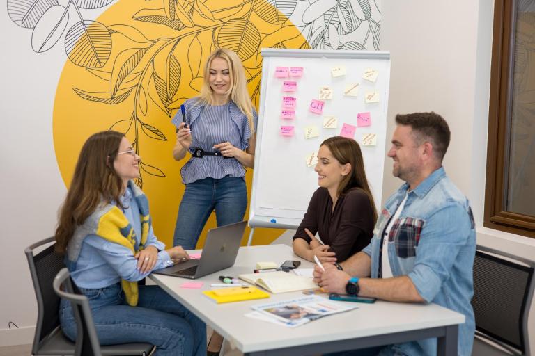 Studia podyplomowe w Łodzi | Uniwersytet WSB Merito Łódź: Studenci Uniwersytetu WSB Merito w Łodzi pracują nad wspólnym projektem