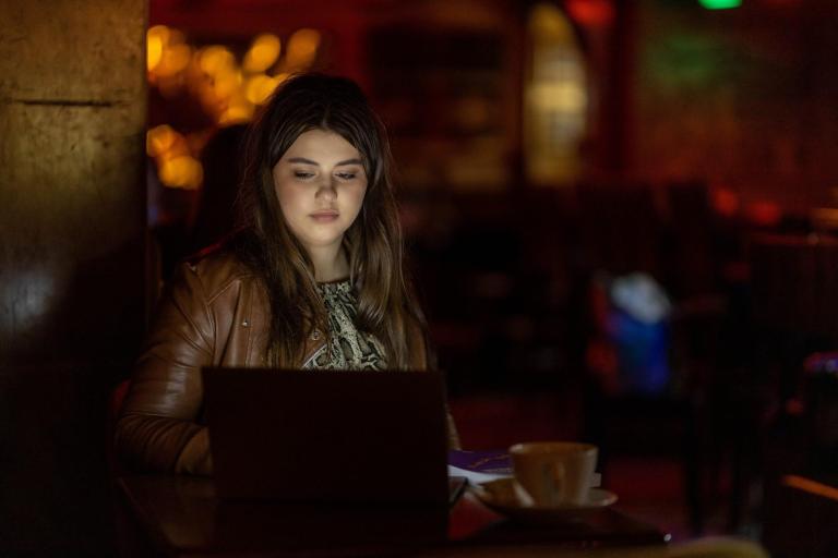 AI w logistyce | Studia I stopnia w Łodzi | Uniwersytet WSB Merito Łódź: Studentka Uniwersytetu WSB Merito w Łodzi uczy się.